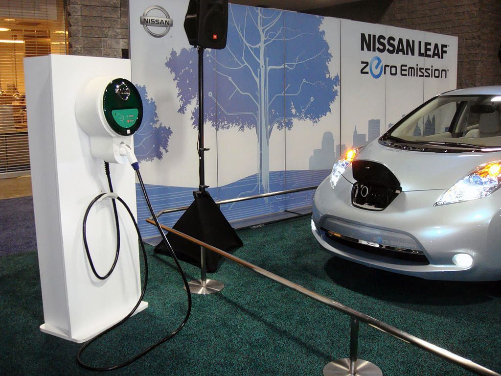 Nissan Leaf  зарядная станция
