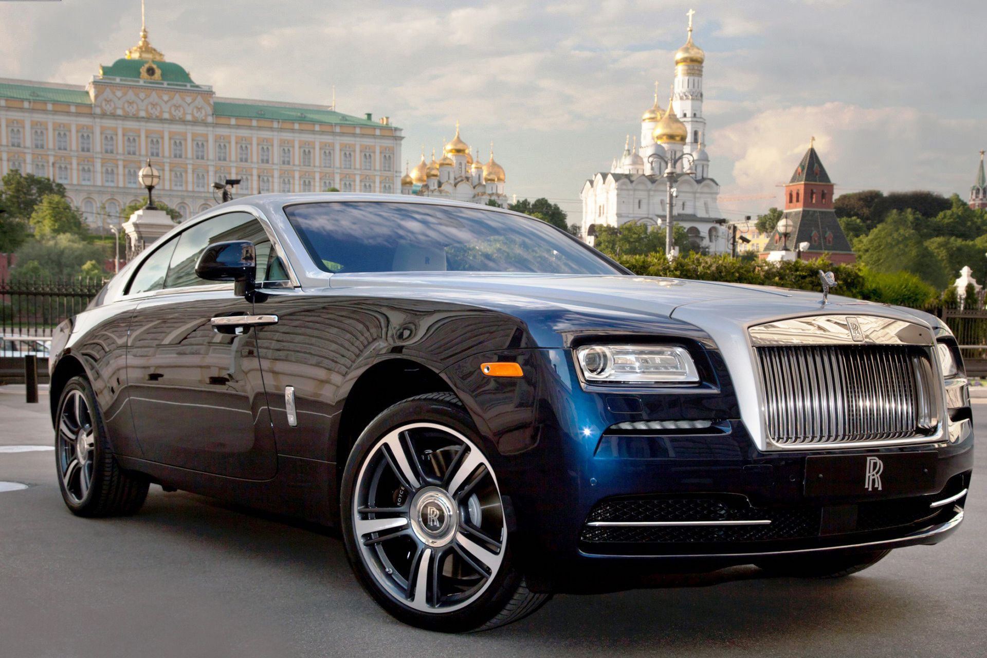 В России стали больше покупать Rolls-Royce