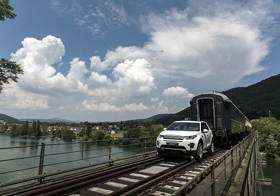 Land Rover Discovery Sport стал локомотивом для 100-тонного поезда