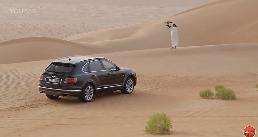 Bentley представила внедорожник Bentayga для охоты с соколами в пустыне