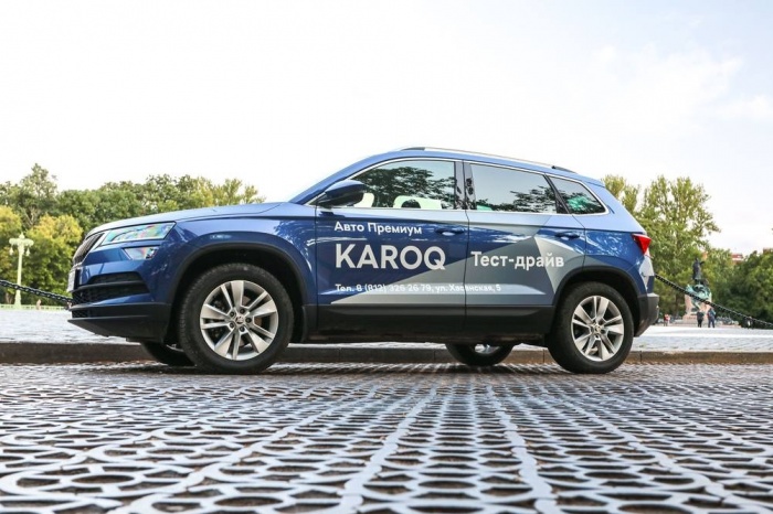 Купить Шкода KAROQ 1.6 бензин в наличии у официального дилера. Skoda KAROQ 2021 года цвет – песочный-капучино в Москве