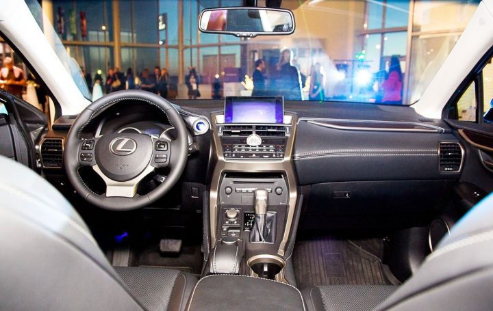 Презентация Lexus NX в «Лексус – Пулково»