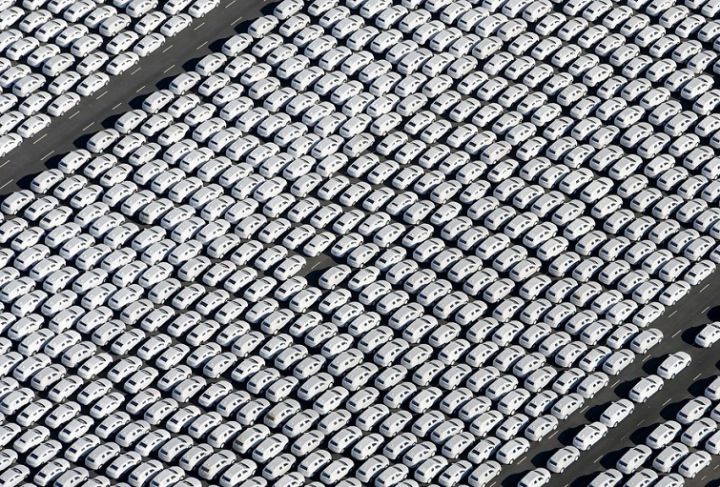 Стоянка новых автомобилей Volkswagen 