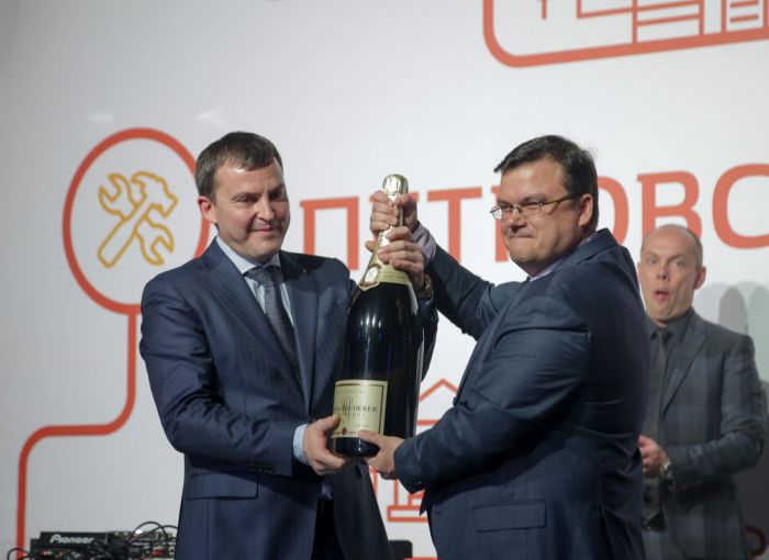 Солдунов Антон Александрович, генеральный директор Петровский Автоцентр и Андрей Владимирцев, директор по продажам коммерческой дирекции Рено Россия Солдунов Антон Александрович, генеральный директор Петровский Автоцентр и Андрей Владимирцев, директор по продажам коммерческой дирекции Рено Россия