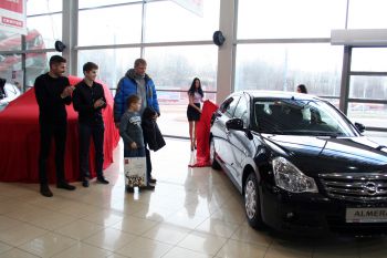 Футболисты «Зенита» вручили ключи от новых автомобилей клиентам CTK CENTER