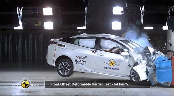 Toyota Prius получил пять звезд в усложненном краш-тесте (ВИДЕО)