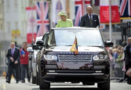 В день 90-летия Елизавета II проехала на Range Rover State Review