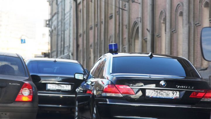 Номера за незаконно установленные спецсигналы отнимать не будут.