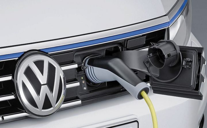 Новый гибрид Volkswagen Passat GTE поступит в продажу в 2015 году.