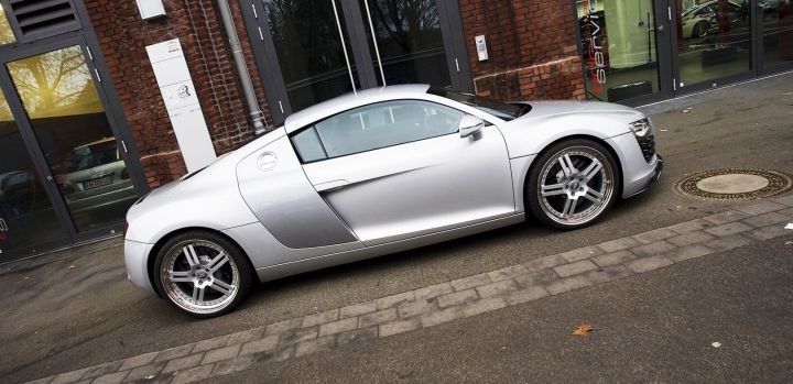 Компания Audi представила мощный суперкар R8 Competition