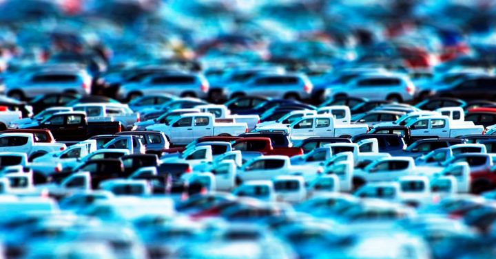 В марте российский авторынок упал до 42,5%