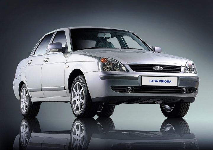 «АвтоВАЗ» выпустил белую Lada Priora с черной крышей