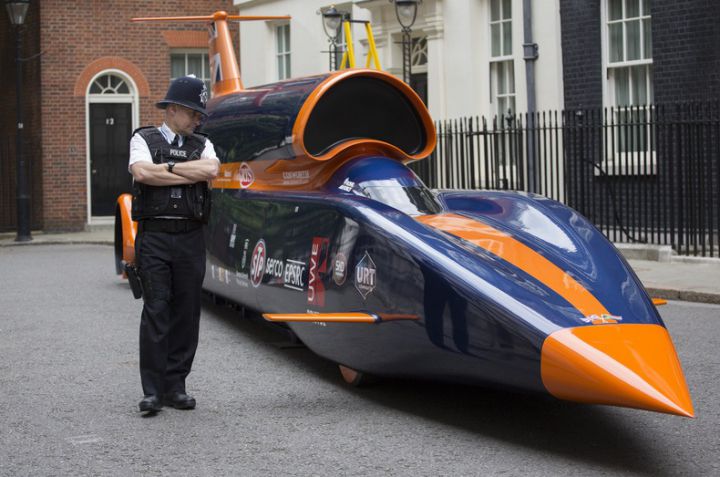 В Лондоне показали сверхзвуковой автомобиль В Лондоне показали сверхзвуковой автомобиль