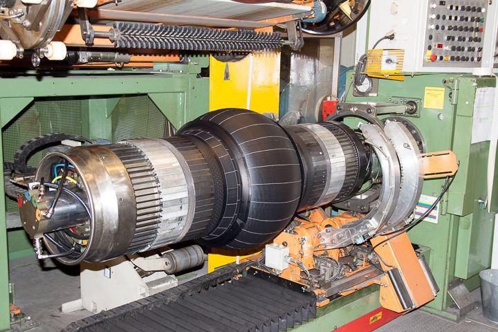 И наконец сборка &laquo;зеленой шины&raquo;, робот за минуту собирает из компонентов заготовку готовой для вулканизации шины.