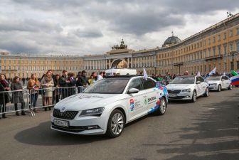 В минувшую пятницу состоялось открытие после реконструкции ледовой арены СК &laquo;Юбилейный&raquo;. Оно прошло при поддержке SKODA AUTO Россия, Генерального спонсора Чемпионата мира по хоккею 2016. Стадион станет одной из двух ключевых площадок, которые примут матчи Чемпионата мира IIHF 2016.  Кроме того, SKODA AUTO Россия провела хоккейный флеш-моб на Дворцовой площади, посвященный скорому старту Чемпионата.  В этом году Россия в третий раз примет Чемпионат мира по хоккею, который пройдет с 6 по 22 мая в Москве и Санкт-Петербурге. Площадками для матчей станут ВТБ Ледовый дворец в Москве и СК &laquo;Юбилейный&raquo; в Санкт-Петербурге, который впервые открыл свои двери после реконструкции в минувшую пятницу. SKODA AUTO Россия &ndash; Генеральный спонсор Чемпионата мира по хоккею 2016 и партнер мужской Национальной сборной России по хоккею &ndash; поддержала это торжественное событие. Первой ласточкой в череде будущих игр стали два товарищеских матч Россия-Норвегия в рамках Еврочелленджа, давшие возможность российским спортсменам впервые попробовать свои силы на новой ледовой площадке.  Для Федерации хоккея России проведение тестовых игр с участием главной команды страны на обновлённой арене СК &laquo;Юбилейный&raquo; - одно из важных мероприятий в ходе подготовки к домашнему чемпионату мира. Федерация, как один из членов оргкомитета ЧМ, проверила готовность реконструированной арены к главному турниру года.  Марка SKODA продолжила отмечать приближение старта Чемпионата мира по хоккею, организовав в субботу грандиозное мероприятие в самом сердце Санкт-Петербурга. Флешмоб поддержали такие знаменитые российские хоккеисты, как Александр Юдин, серебряный призер Чемпионата мира 2002; Петр Андреев, ветеран СКА, бронзовый призер Чемпионата СССР 1971 года; Борис Чистяков, чемпион Европы в составе юниорской сборной СССР, бронзовый призер Чемпионата СССР 1971 года; Павел Черенков, знаменитый защитник Крыльев Советов в сезонах 1984-86 гг., а также капитан Молодежной сборной России по хоккею Владислав Каменев.  Информация о марке и фотографии доступны на российском медиа-сайте SKODA после регистрации: press.skoda-avto.ru