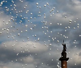 В минувшую пятницу состоялось открытие после реконструкции ледовой арены СК &laquo;Юбилейный&raquo;. Оно прошло при поддержке SKODA AUTO Россия, Генерального спонсора Чемпионата мира по хоккею 2016. Стадион станет одной из двух ключевых площадок, которые примут матчи Чемпионата мира IIHF 2016.  Кроме того, SKODA AUTO Россия провела хоккейный флеш-моб на Дворцовой площади, посвященный скорому старту Чемпионата.  В этом году Россия в третий раз примет Чемпионат мира по хоккею, который пройдет с 6 по 22 мая в Москве и Санкт-Петербурге. Площадками для матчей станут ВТБ Ледовый дворец в Москве и СК &laquo;Юбилейный&raquo; в Санкт-Петербурге, который впервые открыл свои двери после реконструкции в минувшую пятницу. SKODA AUTO Россия &ndash; Генеральный спонсор Чемпионата мира по хоккею 2016 и партнер мужской Национальной сборной России по хоккею &ndash; поддержала это торжественное событие. Первой ласточкой в череде будущих игр стали два товарищеских матч Россия-Норвегия в рамках Еврочелленджа, давшие возможность российским спортсменам впервые попробовать свои силы на новой ледовой площадке.  Для Федерации хоккея России проведение тестовых игр с участием главной команды страны на обновлённой арене СК &laquo;Юбилейный&raquo; - одно из важных мероприятий в ходе подготовки к домашнему чемпионату мира. Федерация, как один из членов оргкомитета ЧМ, проверила готовность реконструированной арены к главному турниру года.  Марка SKODA продолжила отмечать приближение старта Чемпионата мира по хоккею, организовав в субботу грандиозное мероприятие в самом сердце Санкт-Петербурга. Флешмоб поддержали такие знаменитые российские хоккеисты, как Александр Юдин, серебряный призер Чемпионата мира 2002; Петр Андреев, ветеран СКА, бронзовый призер Чемпионата СССР 1971 года; Борис Чистяков, чемпион Европы в составе юниорской сборной СССР, бронзовый призер Чемпионата СССР 1971 года; Павел Черенков, знаменитый защитник Крыльев Советов в сезонах 1984-86 гг., а также капитан Молодежной сборной России по хоккею Владислав Каменев.  Информация о марке и фотографии доступны на российском медиа-сайте SKODA после регистрации: press.skoda-avto.ru