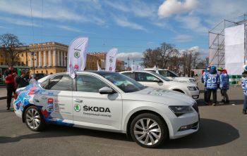 В минувшую пятницу состоялось открытие после реконструкции ледовой арены СК &laquo;Юбилейный&raquo;. Оно прошло при поддержке SKODA AUTO Россия, Генерального спонсора Чемпионата мира по хоккею 2016. Стадион станет одной из двух ключевых площадок, которые примут матчи Чемпионата мира IIHF 2016.  Кроме того, SKODA AUTO Россия провела хоккейный флеш-моб на Дворцовой площади, посвященный скорому старту Чемпионата.  В этом году Россия в третий раз примет Чемпионат мира по хоккею, который пройдет с 6 по 22 мая в Москве и Санкт-Петербурге. Площадками для матчей станут ВТБ Ледовый дворец в Москве и СК &laquo;Юбилейный&raquo; в Санкт-Петербурге, который впервые открыл свои двери после реконструкции в минувшую пятницу. SKODA AUTO Россия &ndash; Генеральный спонсор Чемпионата мира по хоккею 2016 и партнер мужской Национальной сборной России по хоккею &ndash; поддержала это торжественное событие. Первой ласточкой в череде будущих игр стали два товарищеских матч Россия-Норвегия в рамках Еврочелленджа, давшие возможность российским спортсменам впервые попробовать свои силы на новой ледовой площадке.  Для Федерации хоккея России проведение тестовых игр с участием главной команды страны на обновлённой арене СК &laquo;Юбилейный&raquo; - одно из важных мероприятий в ходе подготовки к домашнему чемпионату мира. Федерация, как один из членов оргкомитета ЧМ, проверила готовность реконструированной арены к главному турниру года.  Марка SKODA продолжила отмечать приближение старта Чемпионата мира по хоккею, организовав в субботу грандиозное мероприятие в самом сердце Санкт-Петербурга. Флешмоб поддержали такие знаменитые российские хоккеисты, как Александр Юдин, серебряный призер Чемпионата мира 2002; Петр Андреев, ветеран СКА, бронзовый призер Чемпионата СССР 1971 года; Борис Чистяков, чемпион Европы в составе юниорской сборной СССР, бронзовый призер Чемпионата СССР 1971 года; Павел Черенков, знаменитый защитник Крыльев Советов в сезонах 1984-86 гг., а также капитан Молодежной сборной России по хоккею Владислав Каменев.  Информация о марке и фотографии доступны на российском медиа-сайте SKODA после регистрации: press.skoda-avto.ru