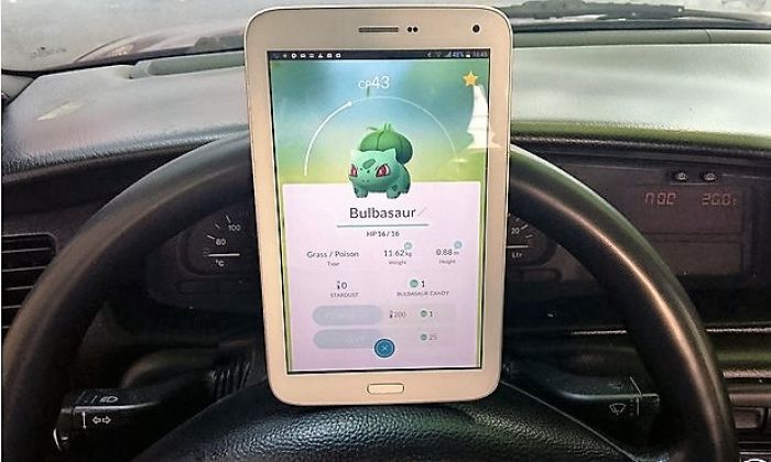 Россиян оштрафуют за ловлю покемонов за рулем