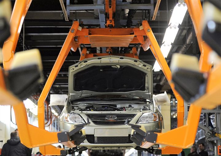 Производство «АвтоВАЗа» сократилось почти на треть с начала года