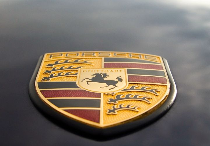 Компания Porsche начала тайную подготовку к выпуску первого электрокроссовера