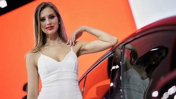 Самые красивые девушки международного автосалона