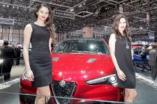 Самые красивые девушки международного автосалона