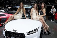 Самые красивые девушки международного автосалона