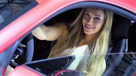 Самые красивые девушки международного автосалона