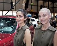 Самые красивые девушки международного автосалона