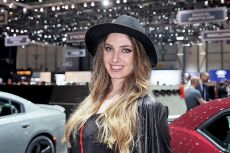 Самые красивые девушки международного автосалона