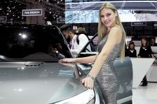 Самые красивые девушки международного автосалона