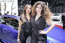 Самые красивые девушки международного автосалона