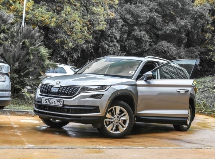 Выразительный дизайн с четкими линиями кузова и элементами «чешского хрусталя» Выразительный дизайн с четкими линиями кузова и элементами «чешского хрусталя»